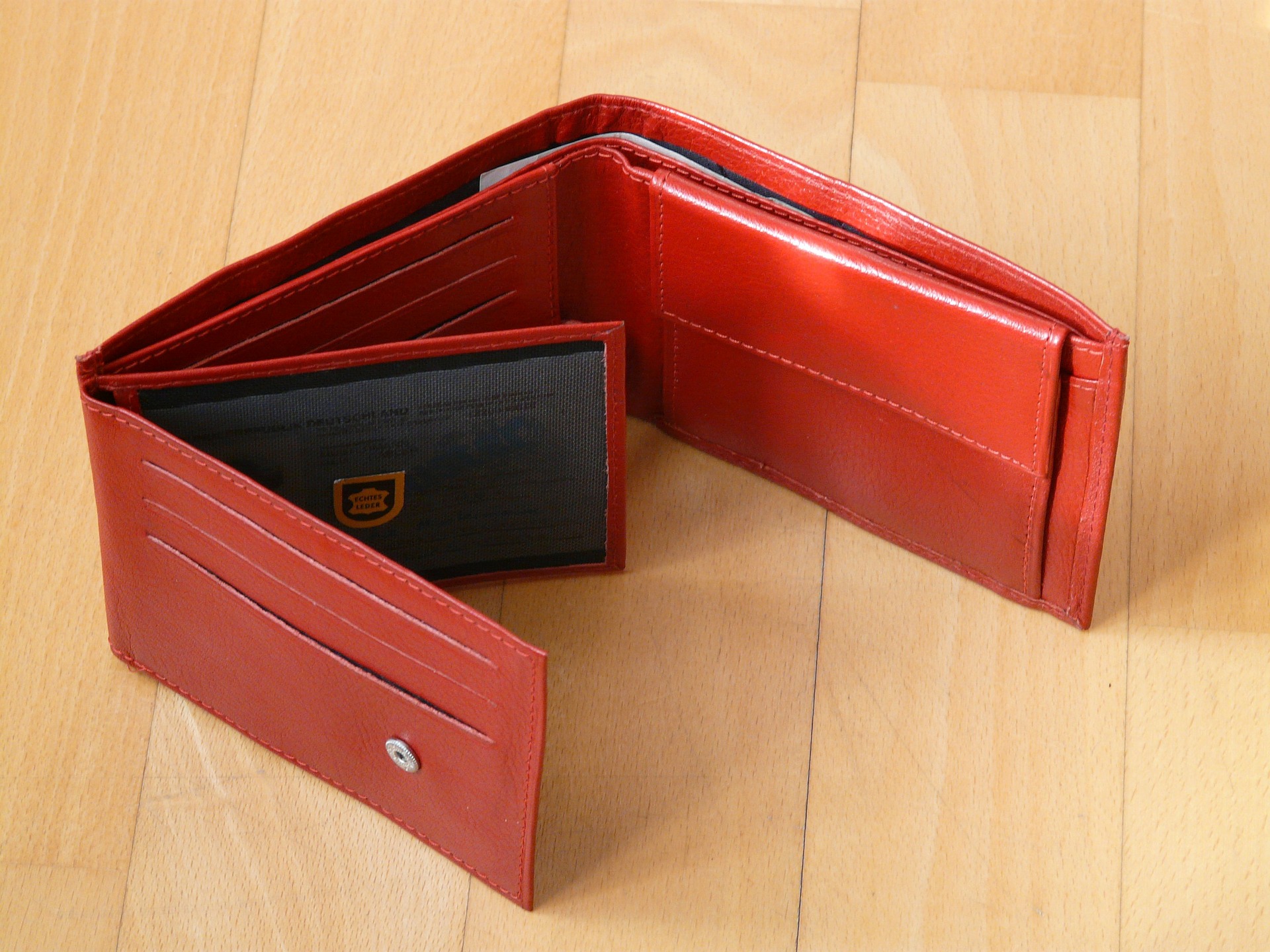 Czerwony portfel damski – dodatek dla każdej modnej kobiety